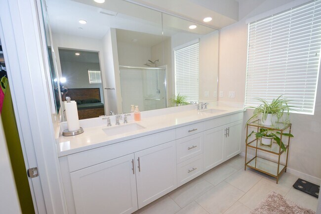 Building Photo - 3BED/4BATH Townhome in Oxnard