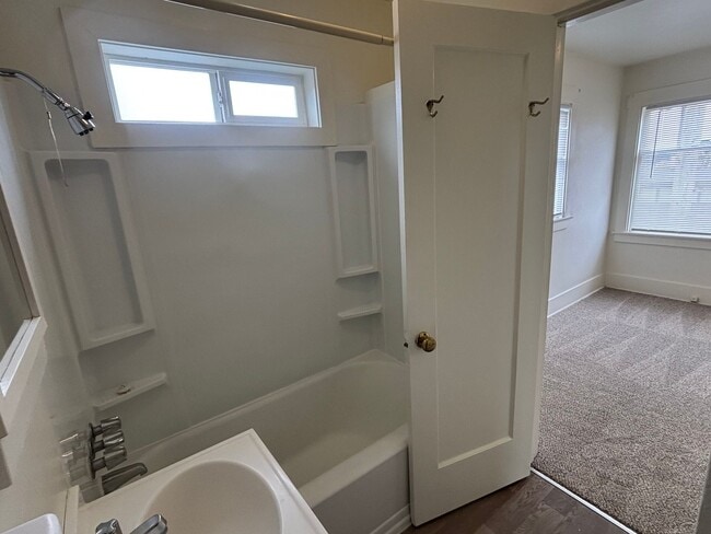 Building Photo - 1 bedroom Victorian with garage