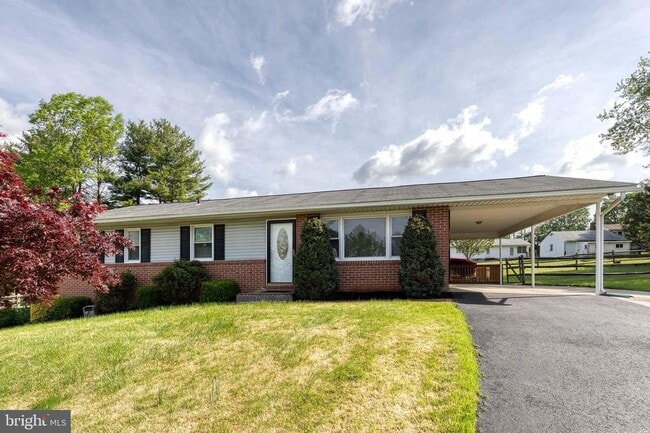 Building Photo - Beautiful 3bd 3bth single family ranch sty...