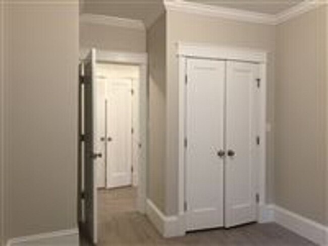 Building Photo - Garden Level Unit. No Brokers Fee, No Security Deposit, Heat and Hot Water Included, Elevator, La...