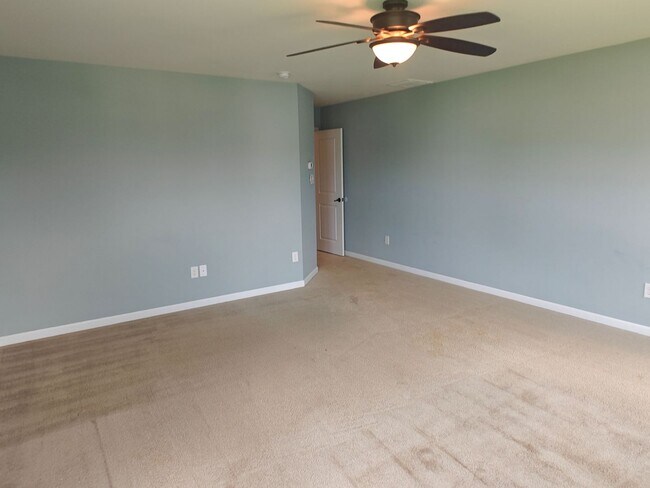 Building Photo - Large 4 bedroom home with recreational roo...