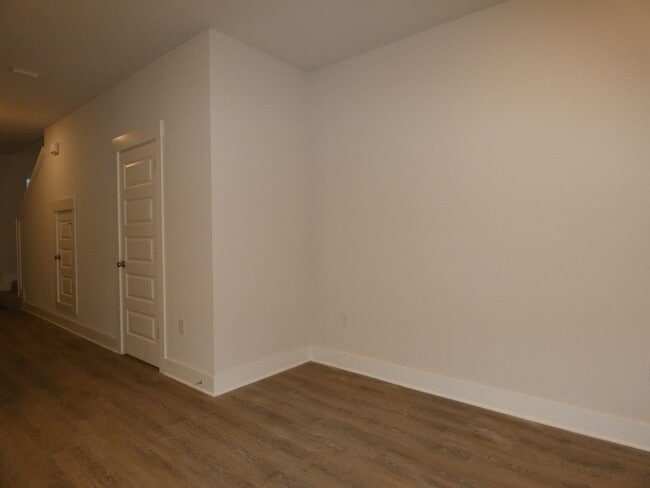 Building Photo - Stunning Townhome - End Unit