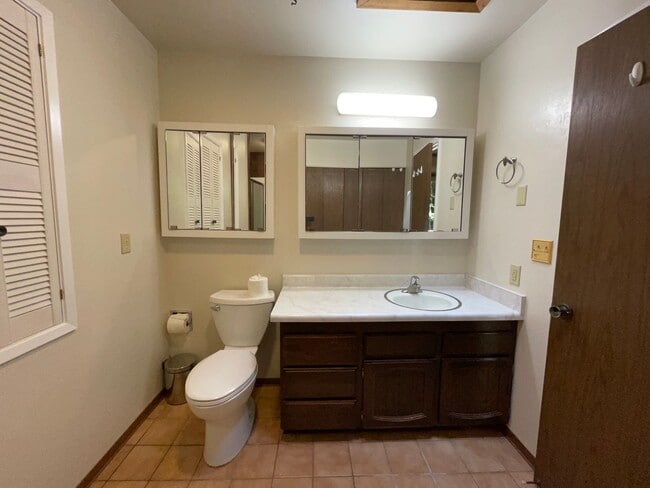 Building Photo - 4 bed, 3 bath split-level home in a private, forested setting (Bayside)