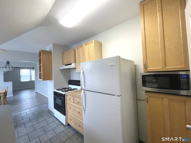 Building Photo - 108 Concord St