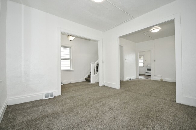 Building Photo - Updated 3 bed/1 bath House with garage!