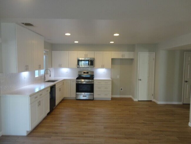 Building Photo - Beautiful 4 + 2.5 Home Palmdale