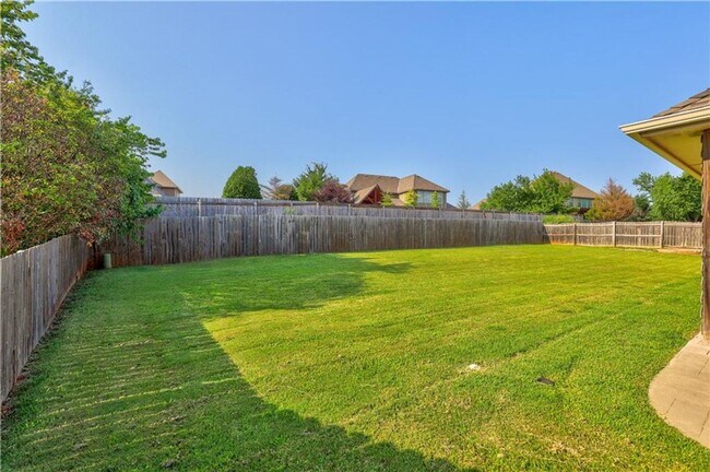 Building Photo - Luxury home in Oak Tree Park with a pool/tennis court/playground/walking trails - Edmond North Hi...