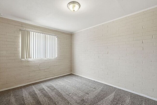 Building Photo - 2520 E Cameron Vista