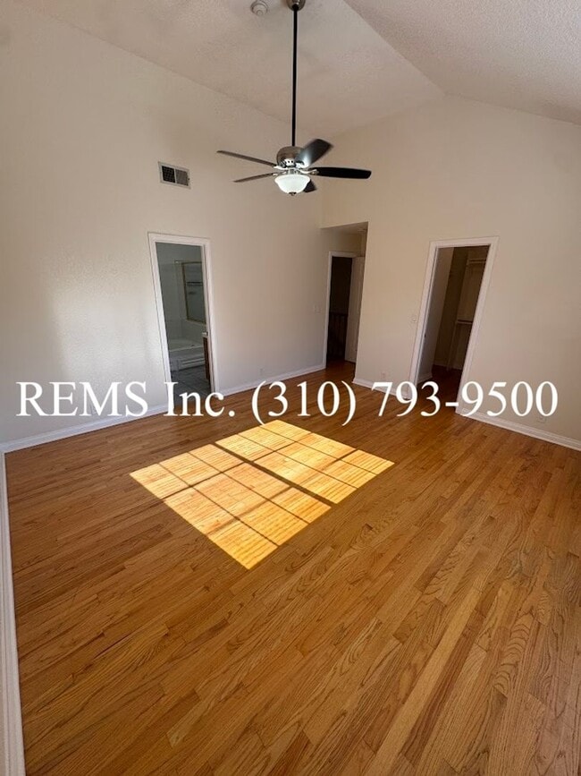 Building Photo - Spacious Townhome with Garage & Laundry in...