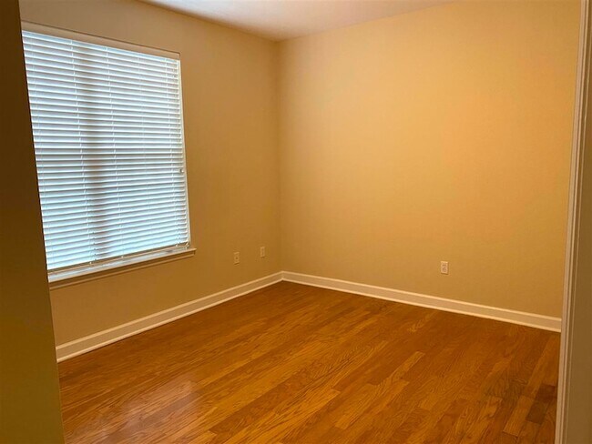 Building Photo - 2111 Fernleigh Dr