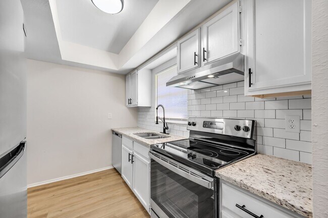Building Photo - Renovated Apartment in the Heart of Carollwood