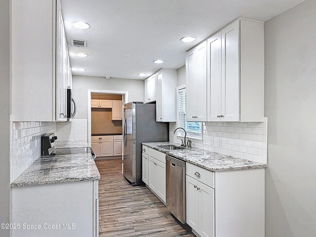 Building Photo - 170 Moore Ave