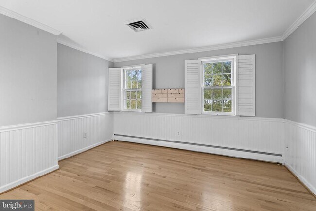 Building Photo - 9102 Volunteer Dr