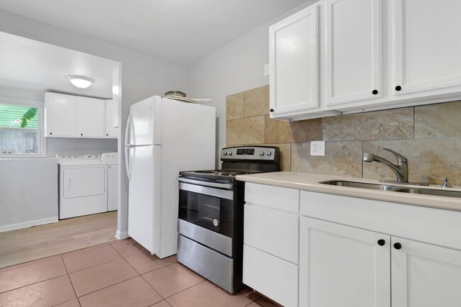 Building Photo - 4 BR, 2 BATH townhouse in downtown Charleston, SC.