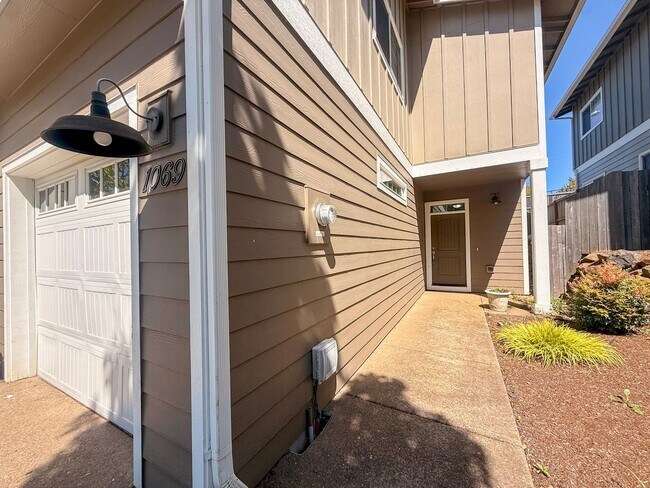 Building Photo - 1069-1071 Big Fir Pl S