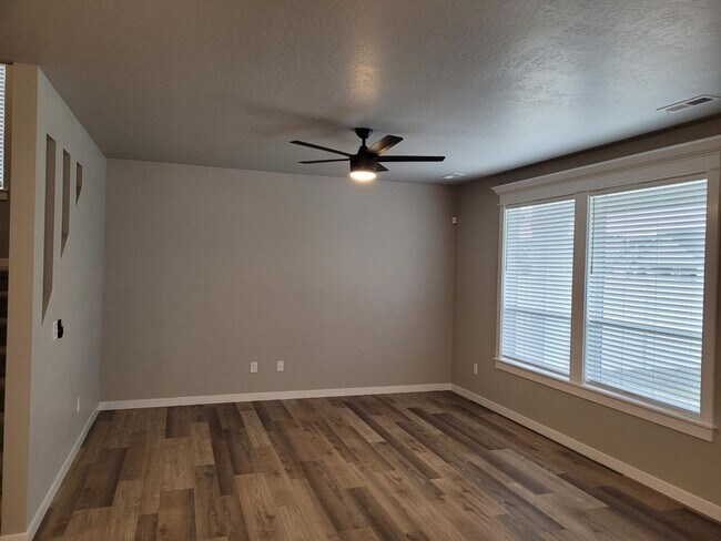 Building Photo - Amazing 5 Bedroom Home in Meridian!