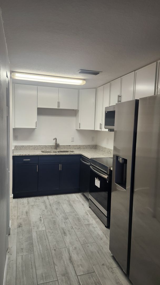 Building Photo - 3 bedroom 2 bath condo