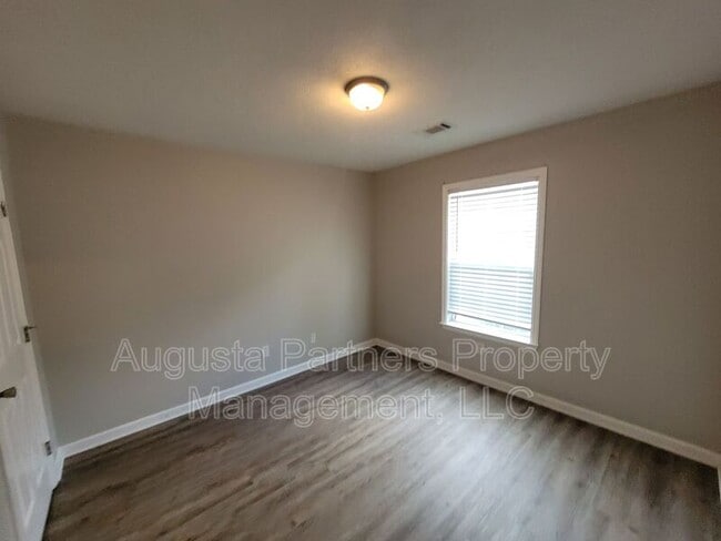 Building Photo - 1234 Longpoint Dr