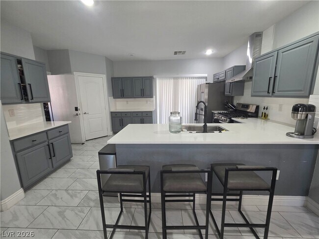 Building Photo - 7180 N Campbell Rd