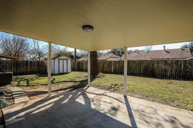 Building Photo - 8123 Big Oak Trail Dr