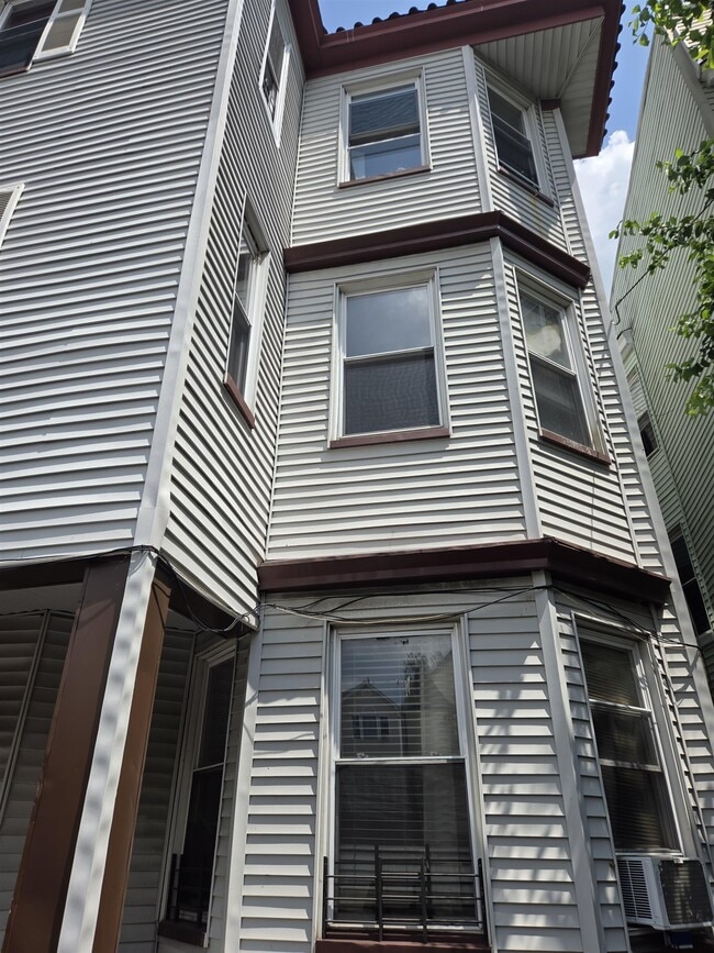 Building Photo - 142 Johnson Ave