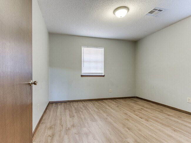 Building Photo - 3 Bed 2 Bath 2 Car Garage in Shawnee!