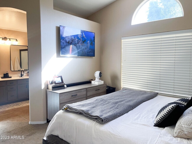 Building Photo - 1077 W Olive Ave