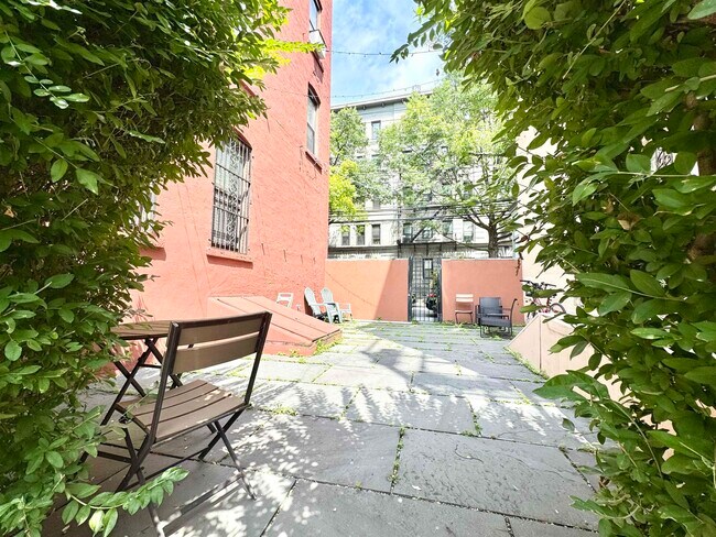 Building Photo - 267 York St