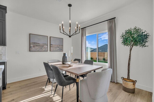 Building Photo - Stunning 6 Bedroom Home in St. George!