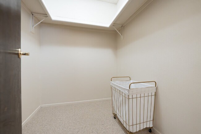 Building Photo - Executive Rental **Stylish & Fully Furnished 2-Bedroom in the Heart of Farmington – Flexible Leas...