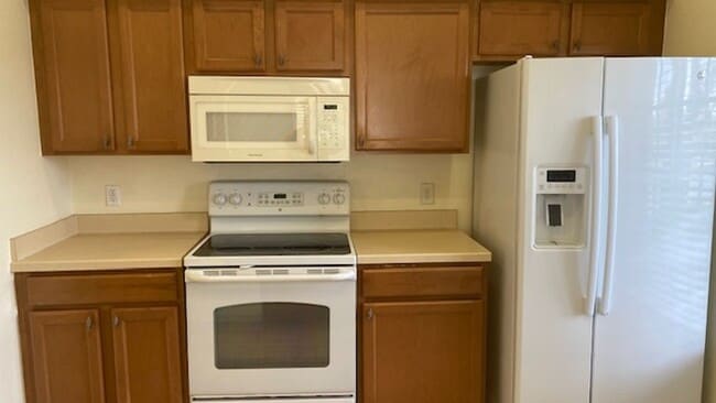 Building Photo - Gorgeous Light & Bright 3 Bedroom 2.5 Bath Townhome Corner Unit!!