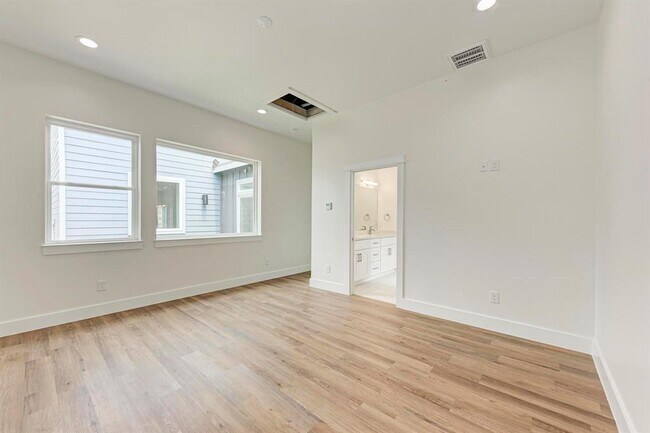 Building Photo - 401 Delmar Ave
