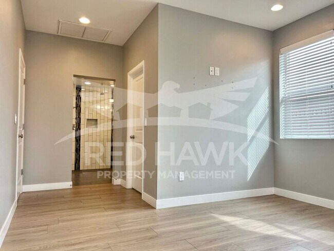 Building Photo - 909 W 17th Pl