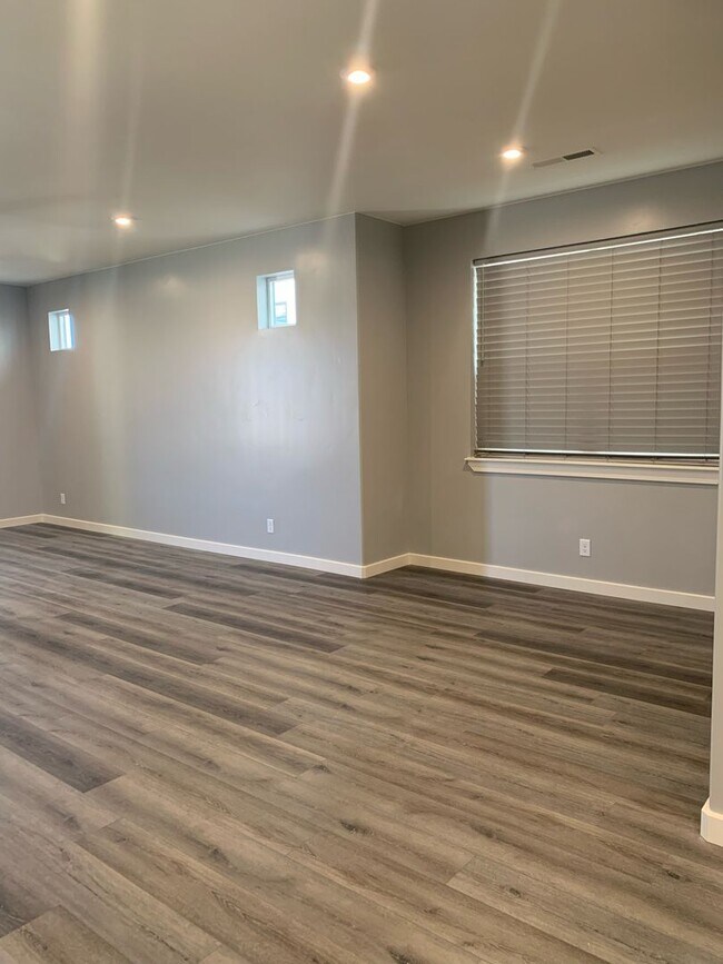 Building Photo - 5690 S Garnet Dr