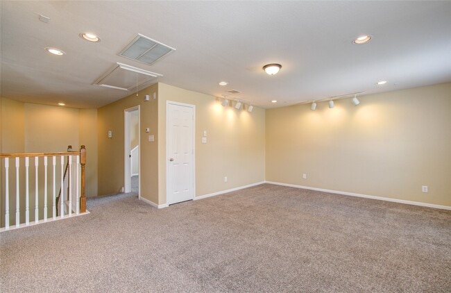 Building Photo - 17607 Memorial Falls Dr