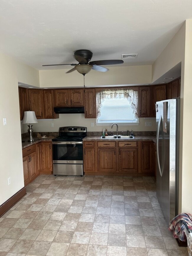 Building Photo - 3 Bedroom, 1.5 bathroom Home with 2-Car Garage!!