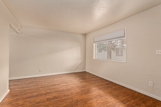 Building Photo - 1 Bed | 1 Bath -  Courtyard Style Unit