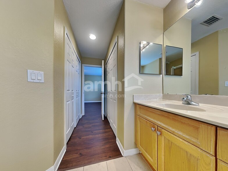 Building Photo - 11525 Hammocks Glade Dr
