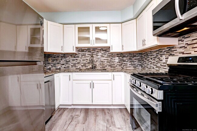 Building Photo - 245 Sunnyridge Ave