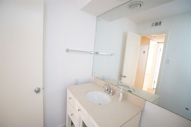 Building Photo - 2414 Mimosa Dr