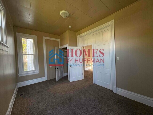 Building Photo - Three Bedroom House | Move in Ready