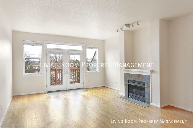 Building Photo - Large Private Townhouse in Johns Landing!