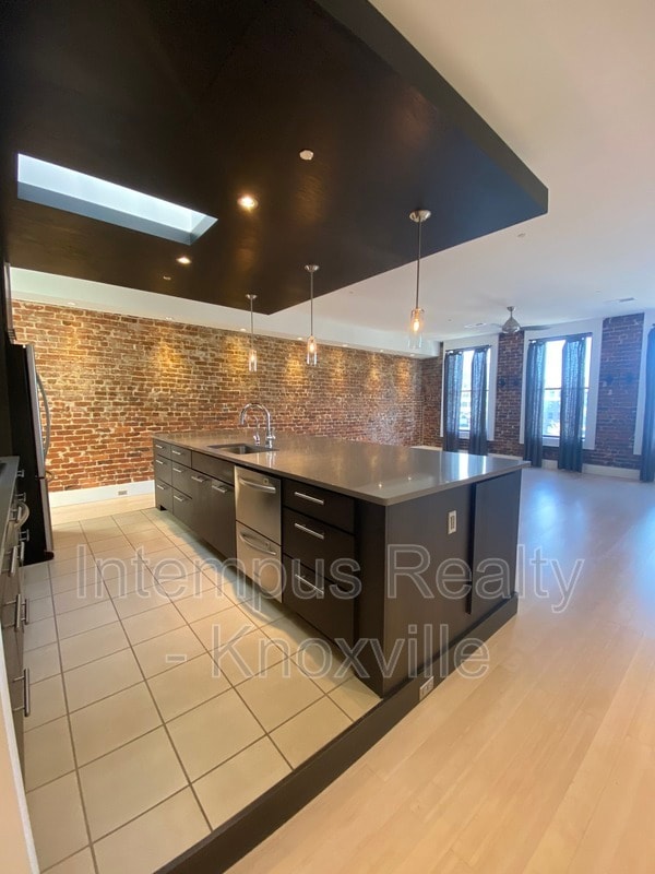 Building Photo - 106 W Summit Hill Dr SW