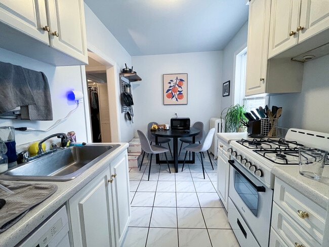 Building Photo - 654 W Oakdale Ave