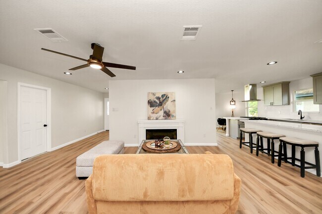 Building Photo - 2407 Crestdale Dr