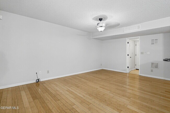 Building Photo - 1117 W Bend Ln