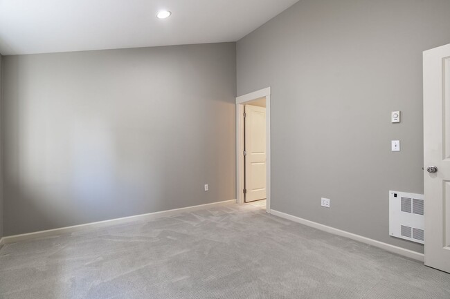Building Photo - 2bd/2.5ba Seattle Townhome