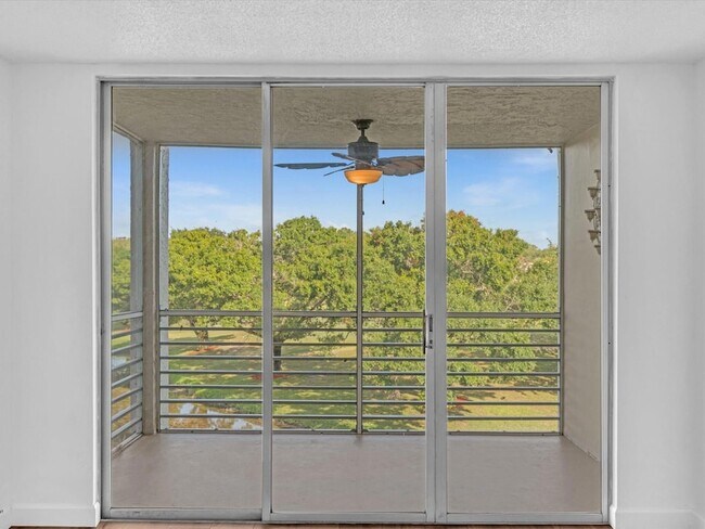 Building Photo - 9470 Poinciana Pl