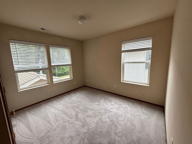 Building Photo - DuPont 3 bedroom home