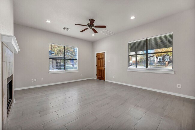 Building Photo - 1 MONTH FREE*  Gorgeous 3 bed 2 Bath detac...